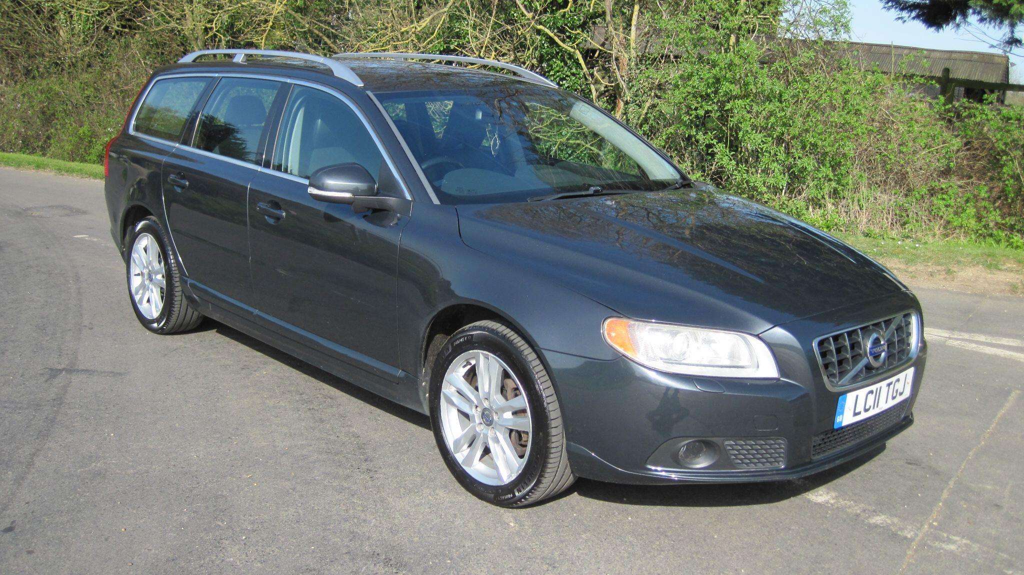 A 2011 VOLVO V70 2.4 D5 SE Lux Geartronic Euro 5 5dr A 2011 VOLVO V70 2.4 D5 SE Lux Geartronic Euro 5 5dr
