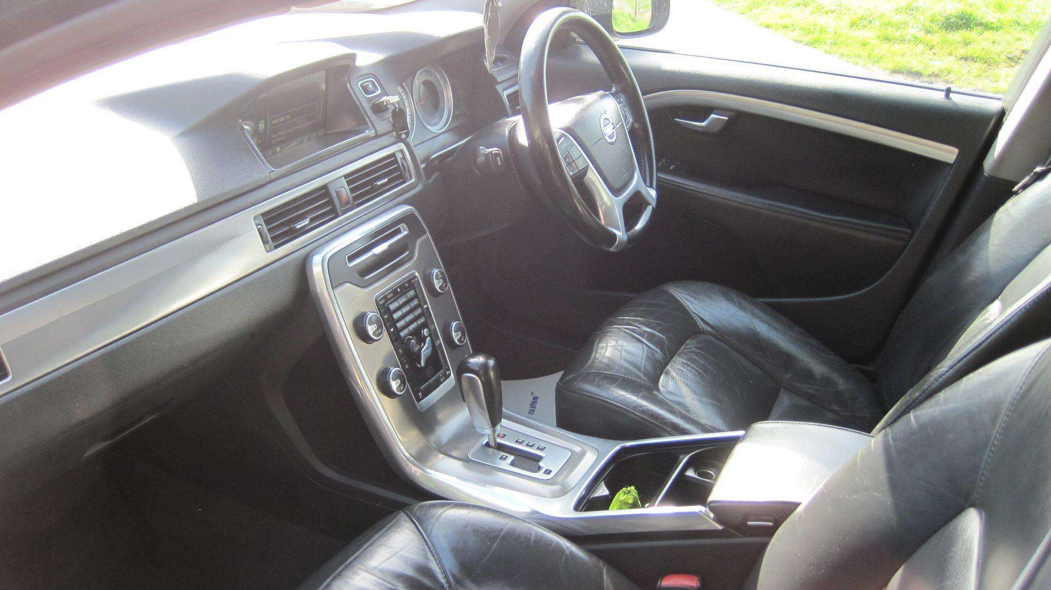 2011 VOLVO V70 2011 VOLVO V70