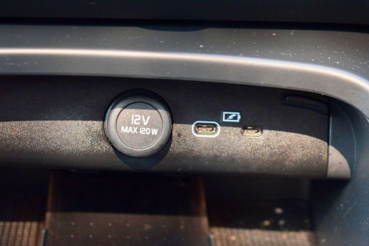 2023 VOLVO C40 2023 VOLVO C40