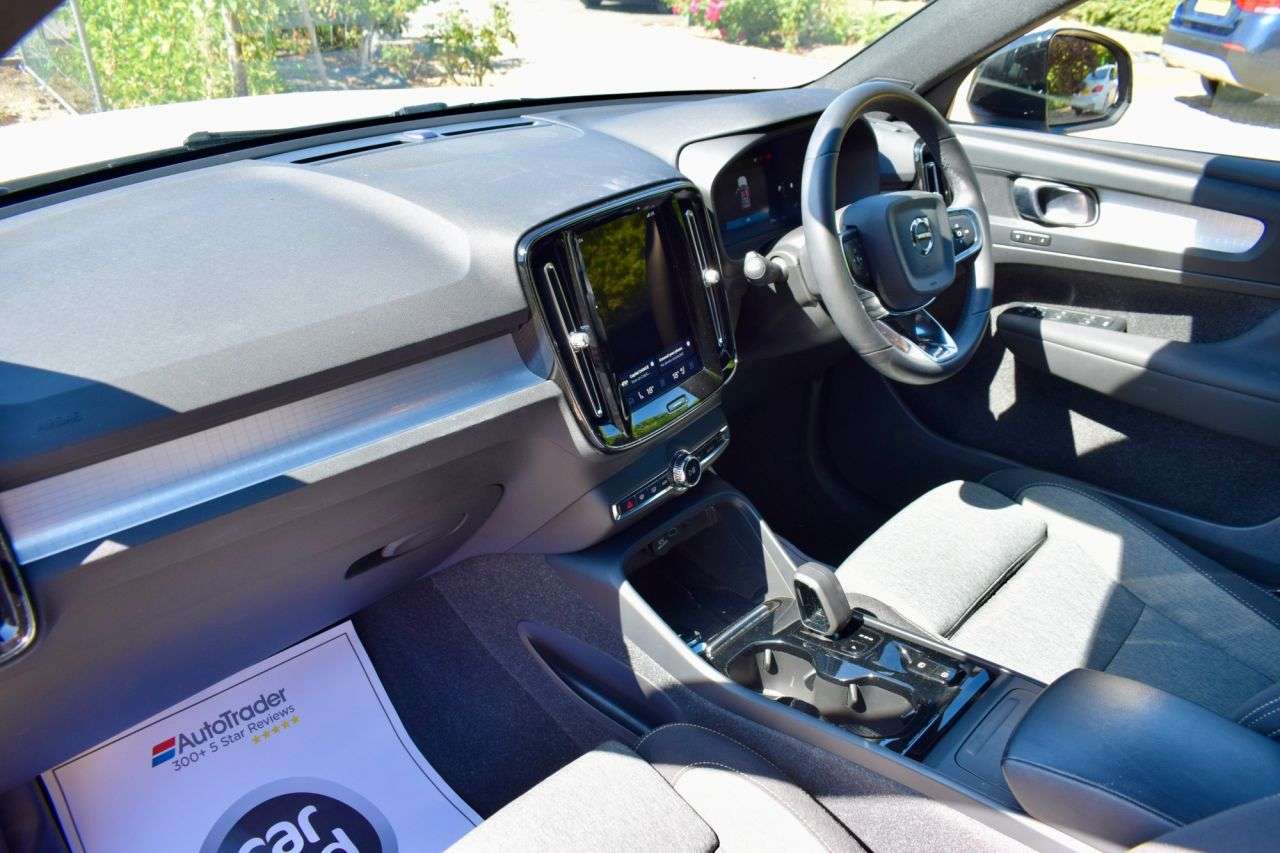 2023 VOLVO XC40 2023 VOLVO XC40