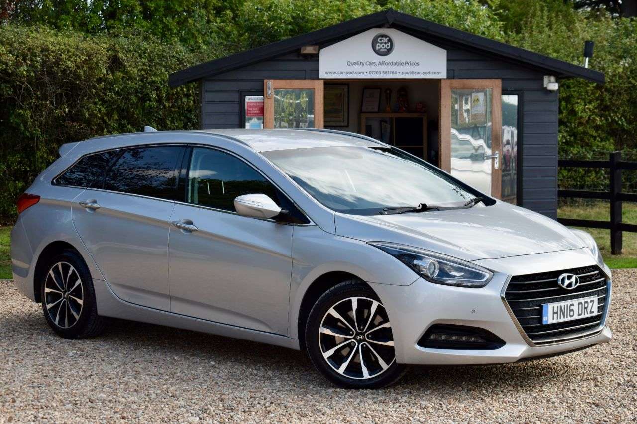 A 2016 HYUNDAI I40 1.7 CRDi Blue Drive SE Nav Tourer 5dr Diesel DCT Euro 6 (s/s) (141 ps) AUTO A 2016 HYUNDAI I40 1.7 CRDi Blue Drive SE Nav Tourer 5dr Diesel DCT Euro 6 (s/s) (141 ps) AUTO