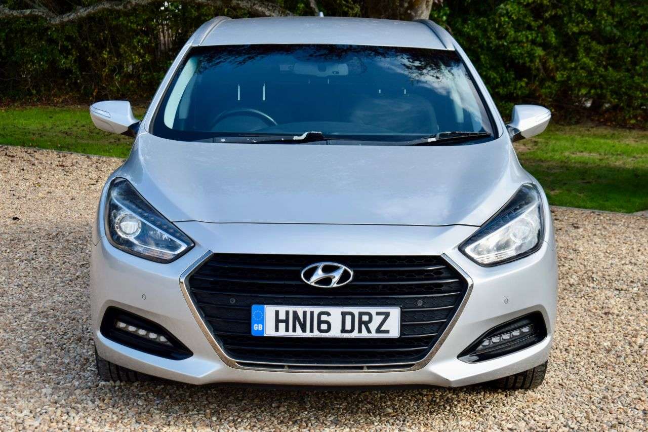 A 2016 HYUNDAI I40 1.7 CRDi Blue Drive SE Nav Tourer 5dr Diesel DCT Euro 6 (s/s) (141 ps) AUTO A 2016 HYUNDAI I40 1.7 CRDi Blue Drive SE Nav Tourer 5dr Diesel DCT Euro 6 (s/s) (141 ps) AUTO