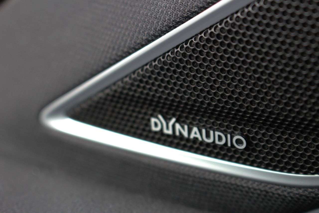 A 2017 VOLKSWAGEN GOLF 2.0 R DSG 5d 298 BHP - NAV, CARPLAY, HTD/ALCANTARA, DAB A 2017 VOLKSWAGEN GOLF 2.0 R DSG 5d 298 BHP - NAV, CARPLAY, HTD/ALCANTARA, DAB