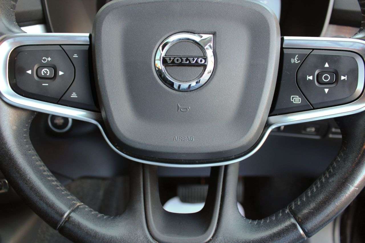 2020 VOLVO XC40 2020 VOLVO XC40