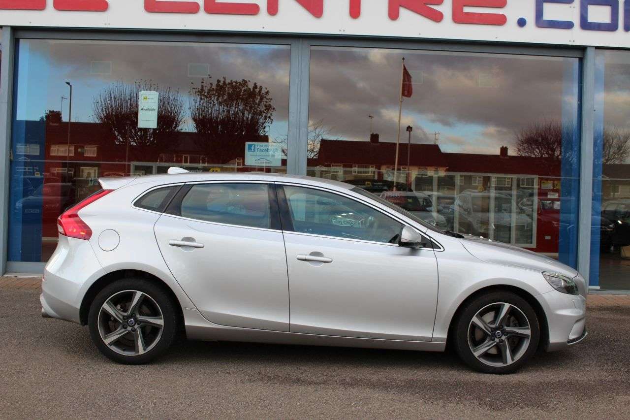 2016 VOLVO V40 2016 VOLVO V40
