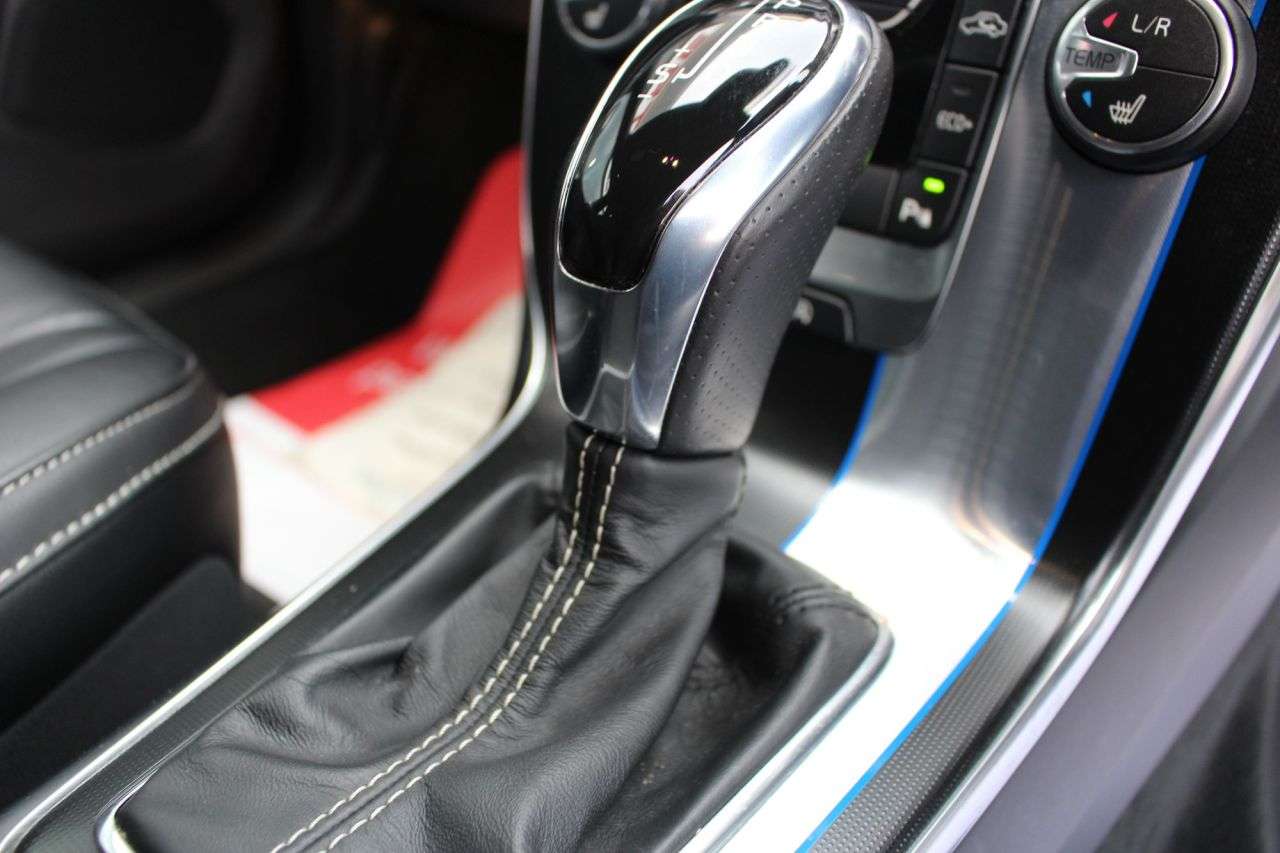 2016 VOLVO V40 2016 VOLVO V40