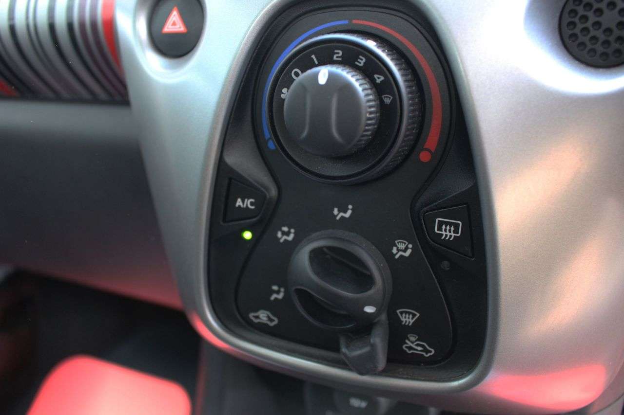 2015 PEUGEOT 108 2015 PEUGEOT 108