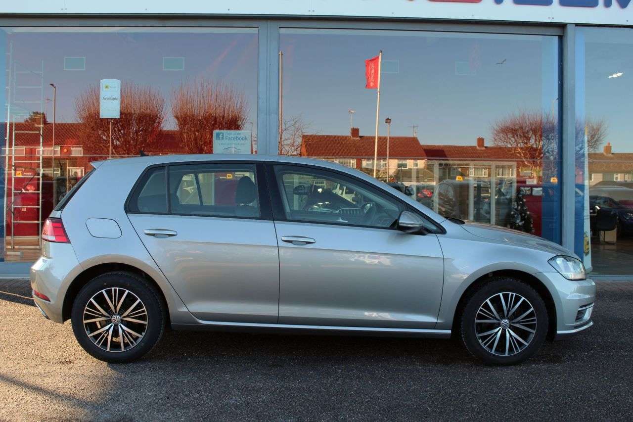 A 2017 VOLKSWAGEN GOLF SE NAVIGATION TDI BLUEMOTION TECHNOLOGY DSG A 2017 VOLKSWAGEN GOLF SE NAVIGATION TDI BLUEMOTION TECHNOLOGY DSG