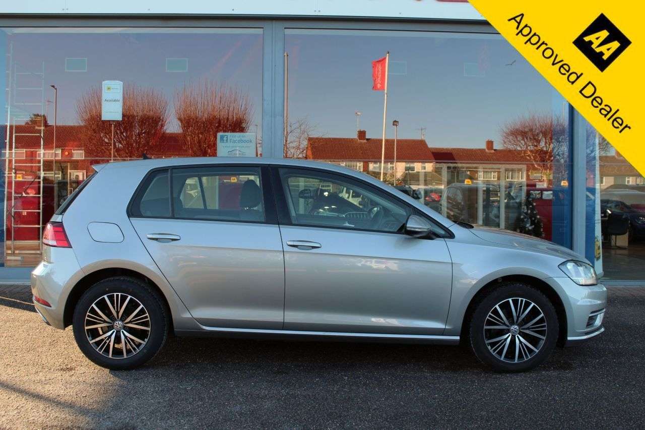A 2017 VOLKSWAGEN GOLF SE NAVIGATION TDI BLUEMOTION TECHNOLOGY DSG A 2017 VOLKSWAGEN GOLF SE NAVIGATION TDI BLUEMOTION TECHNOLOGY DSG