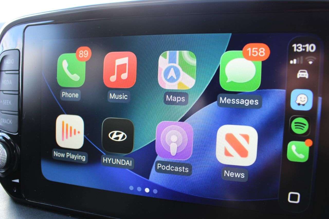 A 2018 HYUNDAI SANTA FE 2.2L CRDI PREMIUM SE 4WD 5d AUTO 197 BHP 7 SEATS, HTD/LTHR, HUD, LDW/BSA, A 2018 HYUNDAI SANTA FE 2.2L CRDI PREMIUM SE 4WD 5d AUTO 197 BHP 7 SEATS, HTD/LTHR, HUD, LDW/BSA,