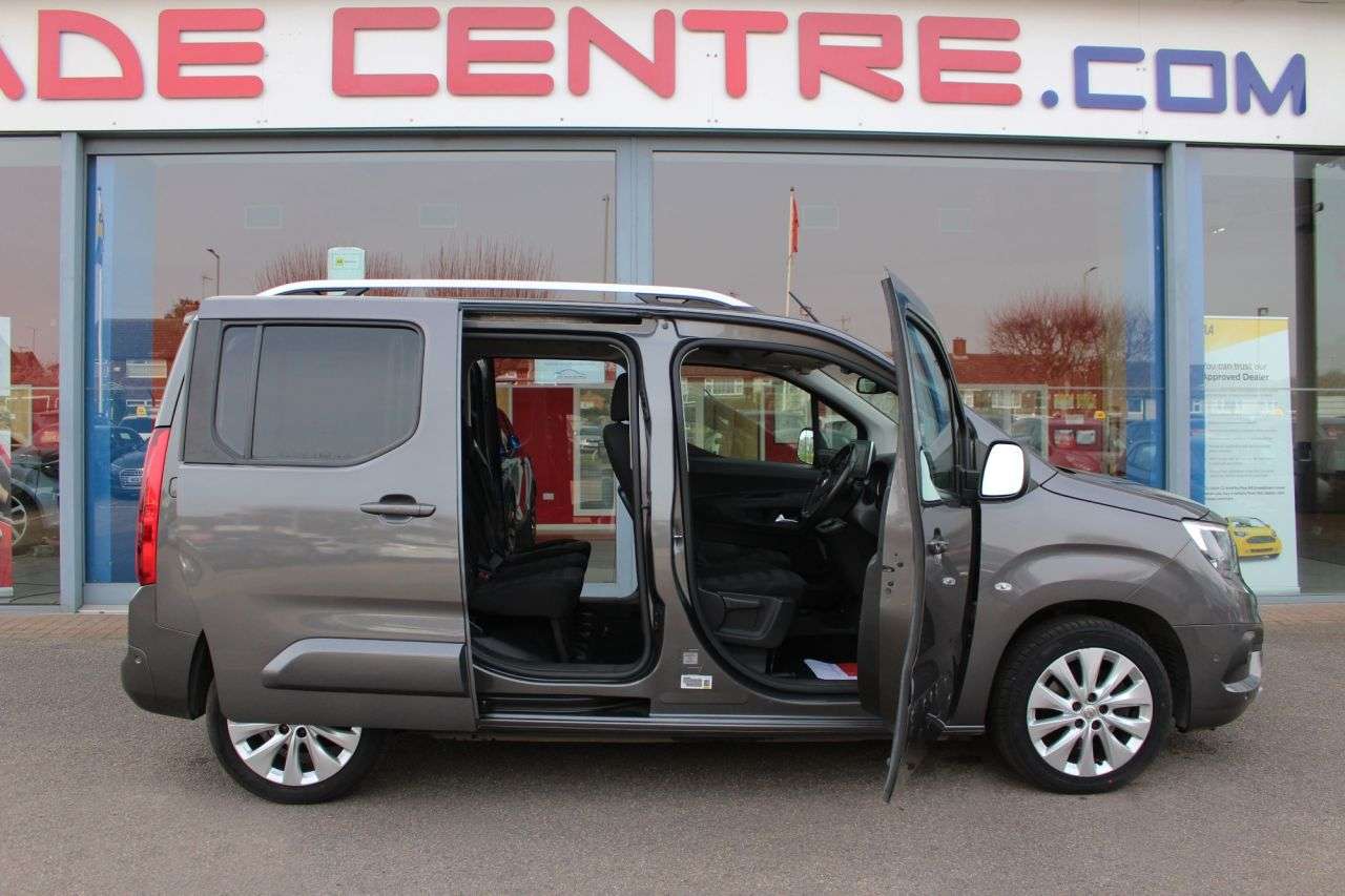 A 2020 VAUXHALL COMBO LIFE 1.2 Turbo Elite MPV 5dr Petrol Auto Euro 6 (s/s) (7 Seat) (130 ps) CRUISE/L A 2020 VAUXHALL COMBO LIFE 1.2 Turbo Elite MPV 5dr Petrol Auto Euro 6 (s/s) (7 Seat) (130 ps) CRUISE/L