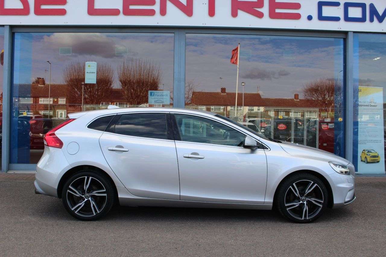 A 2017 VOLVO V40 2.0 T2 R-Design Pro Hatchback 5dr Petrol Manual Euro 6 (s/s) (122 ps) CRUIS A 2017 VOLVO V40 2.0 T2 R-Design Pro Hatchback 5dr Petrol Manual Euro 6 (s/s) (122 ps) CRUIS