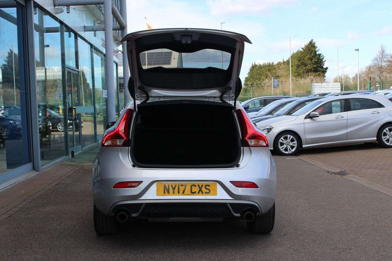 2017 VOLVO V40 2017 VOLVO V40