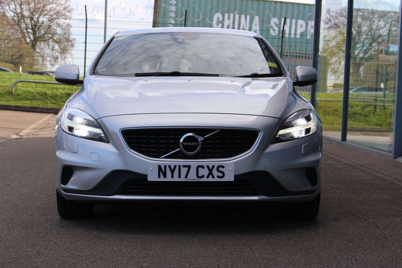 2017 VOLVO V40 2017 VOLVO V40