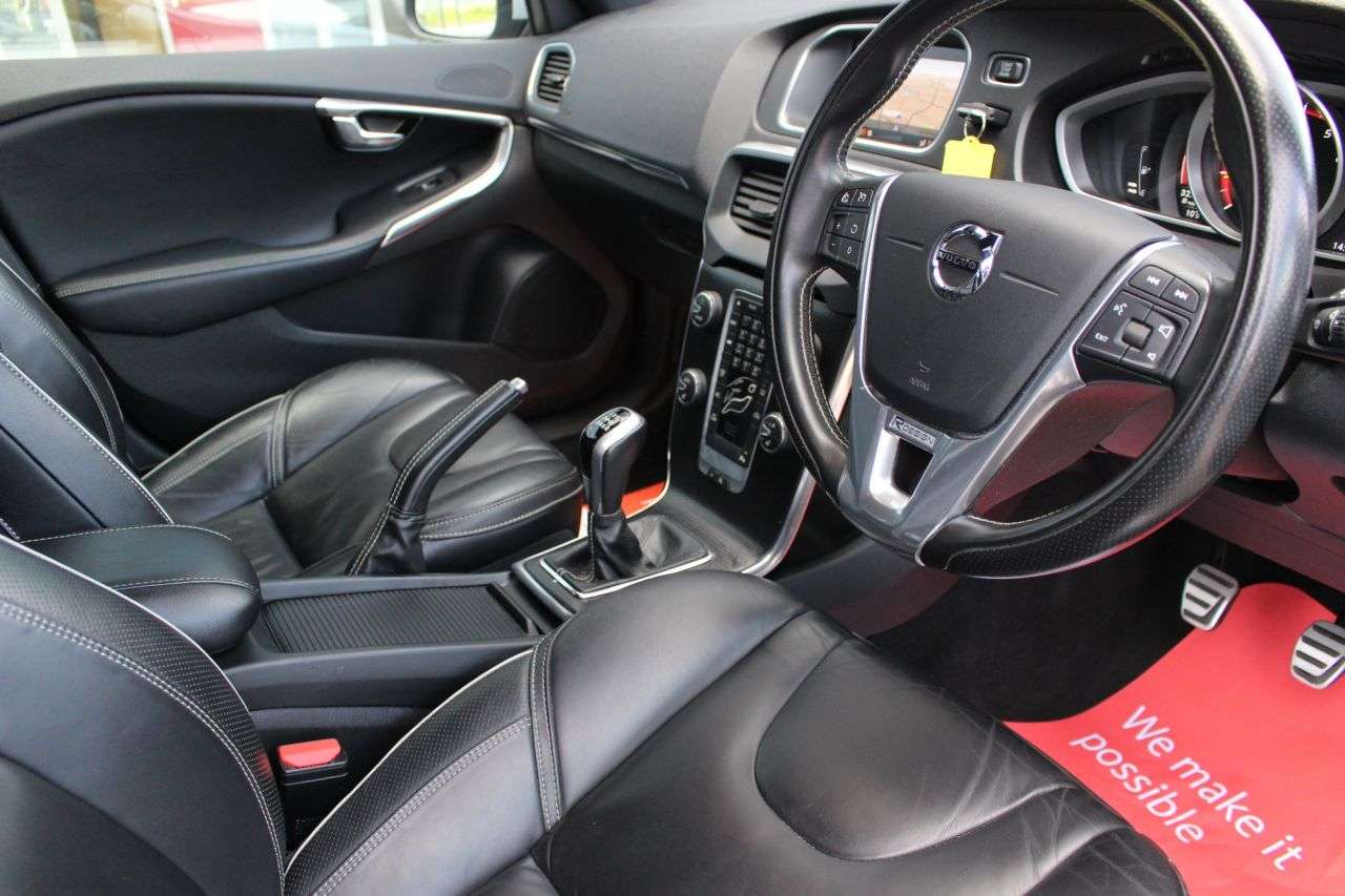 2017 VOLVO V40 2017 VOLVO V40