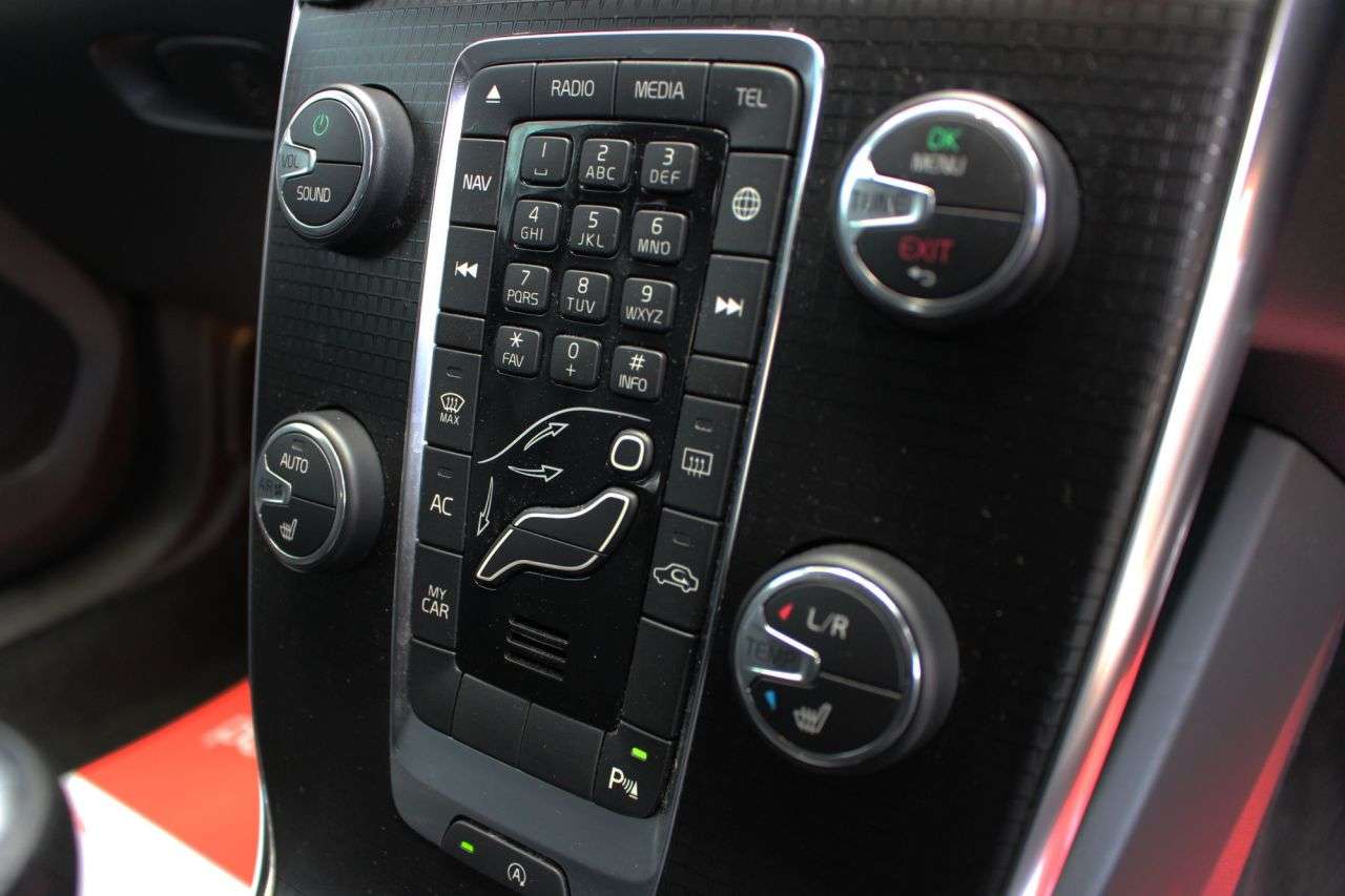 2017 VOLVO V40 2017 VOLVO V40