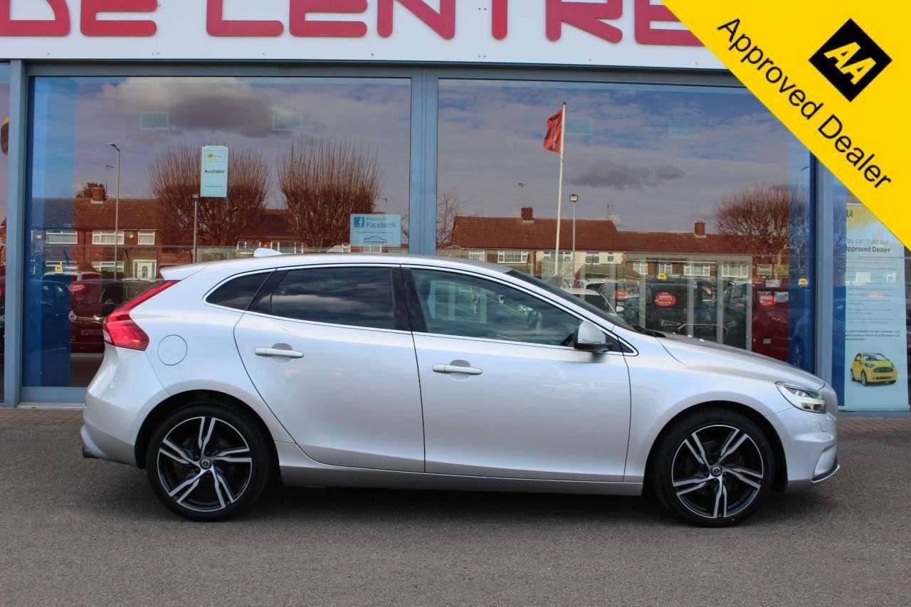 A 2017 VOLVO V40 2.0 T2 R-Design Pro Hatchback 5dr Petrol Manual Euro 6 (s/s) (122 ps) CRUIS A 2017 VOLVO V40 2.0 T2 R-Design Pro Hatchback 5dr Petrol Manual Euro 6 (s/s) (122 ps) CRUIS