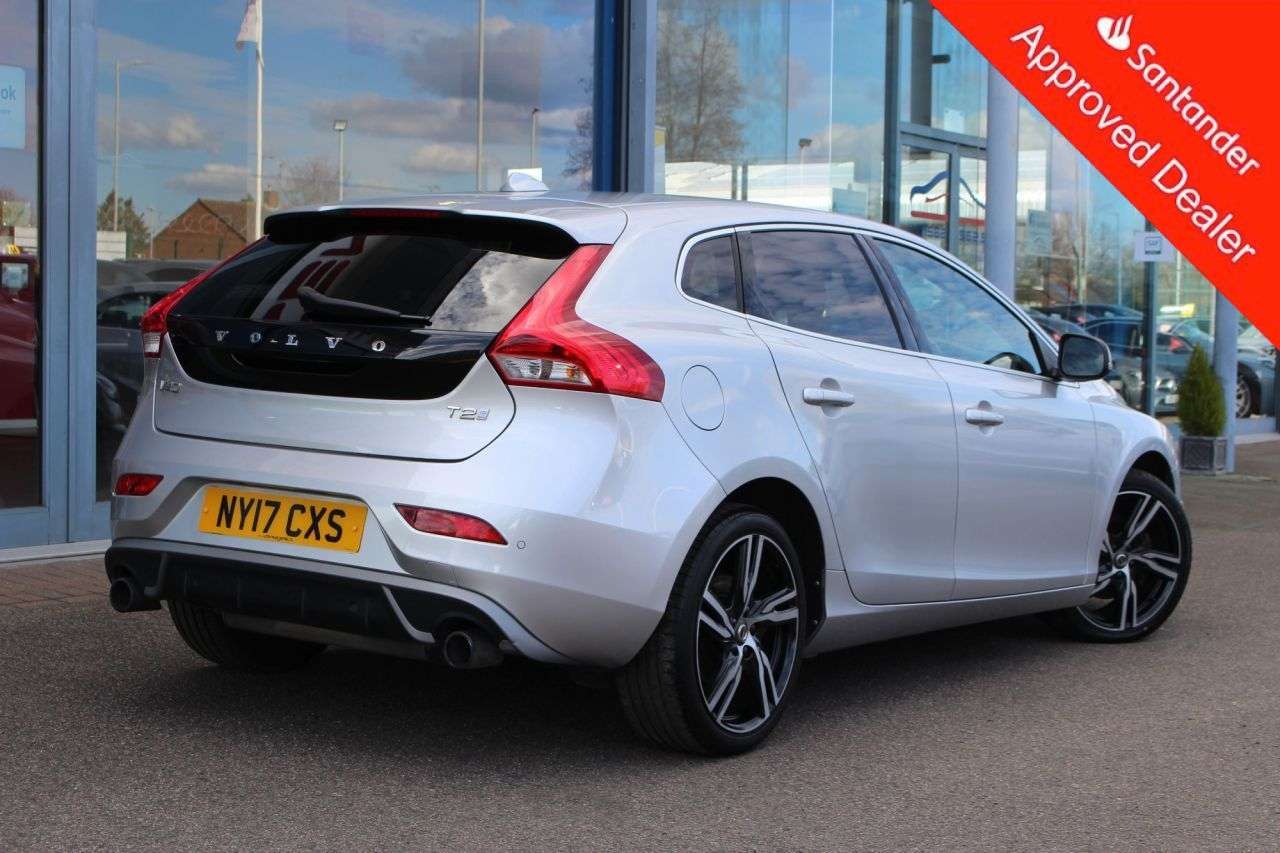 2017 VOLVO V40 2017 VOLVO V40