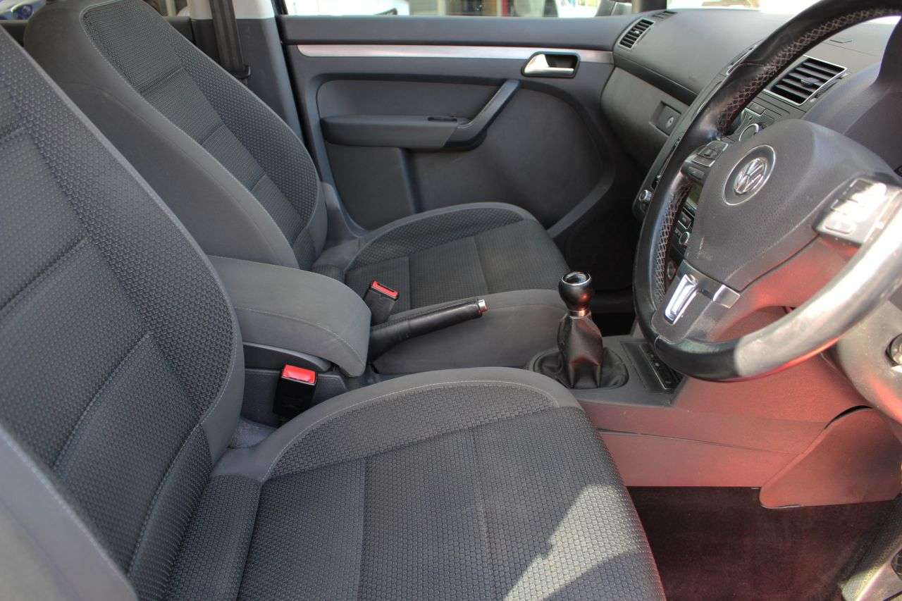 2011 VOLKSWAGEN TOURAN 2011 VOLKSWAGEN TOURAN