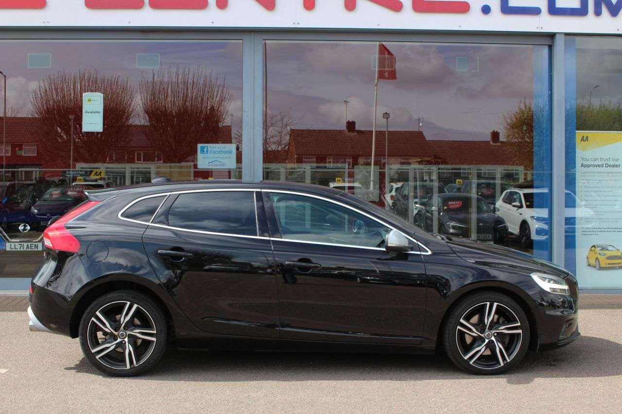 A 2019 VOLVO V40 1.5 T3 GPF R-Design Pro Hatchback 5dr Petrol Auto Euro 6 (s/s) (152 ps) CRU A 2019 VOLVO V40 1.5 T3 GPF R-Design Pro Hatchback 5dr Petrol Auto Euro 6 (s/s) (152 ps) CRU