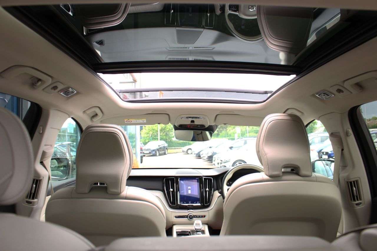 A 2020 VOLVO XC60 2.0 B5 MHEV Inscription SUV 5dr Petrol Hybrid Auto AWD Euro 6 (s/s) (250 ps A 2020 VOLVO XC60 2.0 B5 MHEV Inscription SUV 5dr Petrol Hybrid Auto AWD Euro 6 (s/s) (250 ps