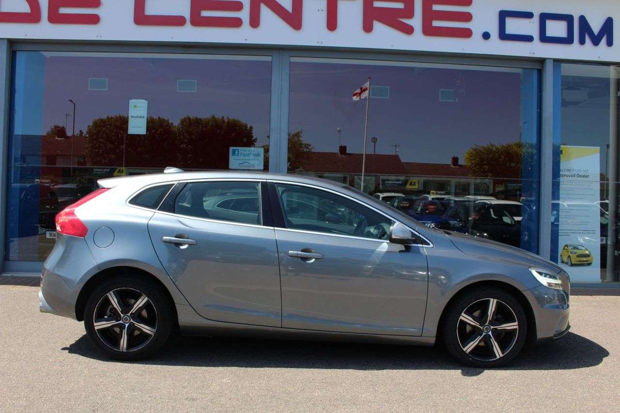 A 2018 VOLVO V40 2.0 D2 R-Design Nav Plus Hatchback 5dr Diesel Manual Euro 6 (s/s) (120 ps) A 2018 VOLVO V40 2.0 D2 R-Design Nav Plus Hatchback 5dr Diesel Manual Euro 6 (s/s) (120 ps)