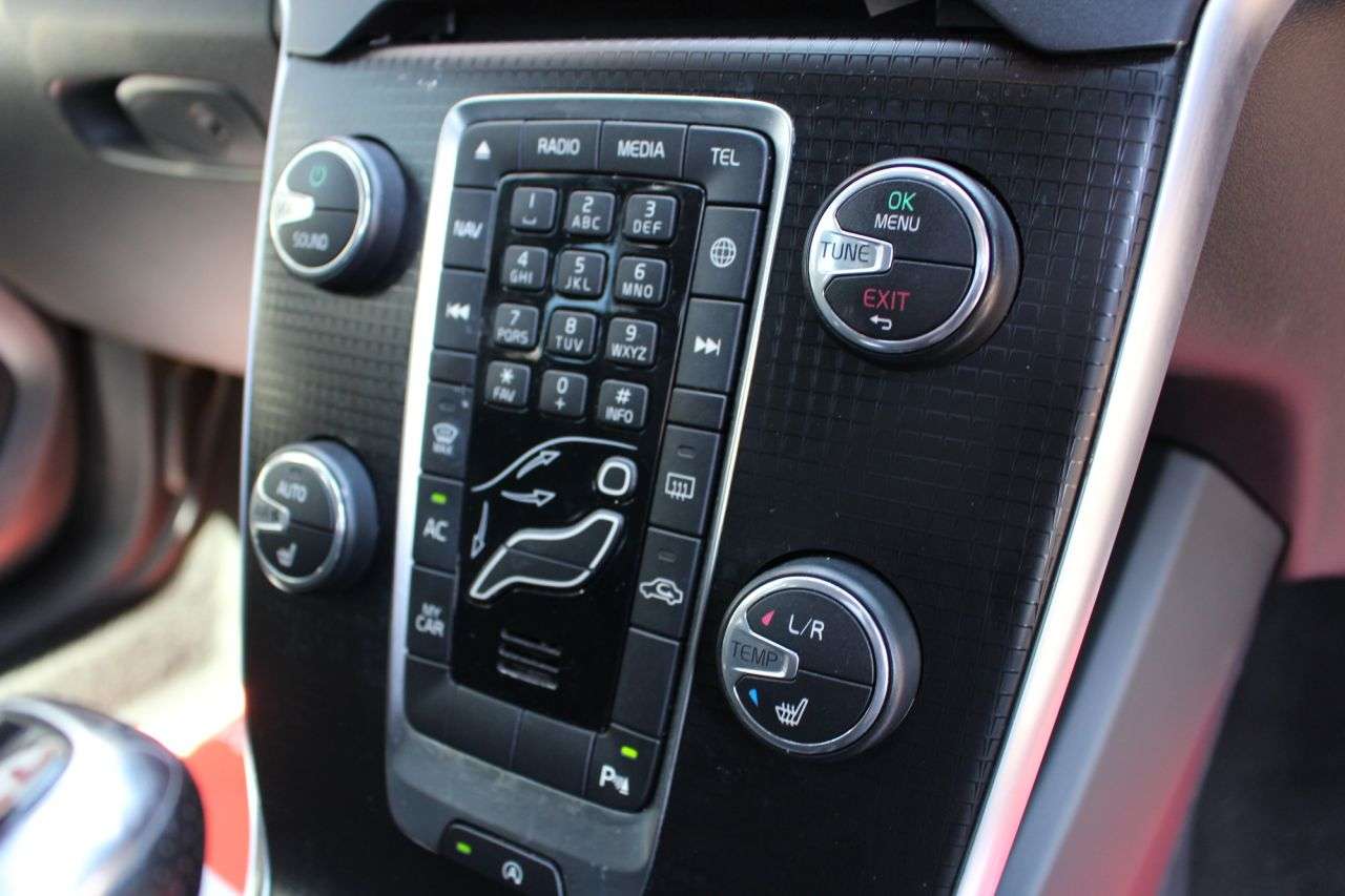 2018 VOLVO V40 2018 VOLVO V40
