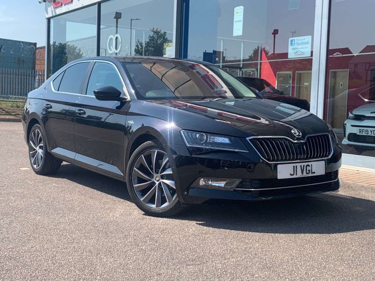 A 2015 SKODA SUPERB 2.0 TDI Laurin & Klement Hatchback 5dr Diesel Manual Euro 6 (s/s) (190 ps) A 2015 SKODA SUPERB 2.0 TDI Laurin & Klement Hatchback 5dr Diesel Manual Euro 6 (s/s) (190 ps)
