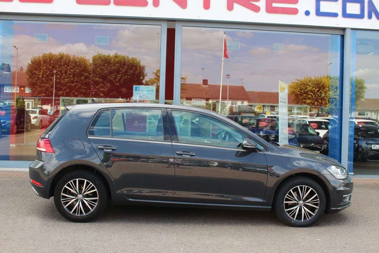 A 2018 VOLKSWAGEN GOLF 1.6 TDI SE Nav Hatchback 5dr Diesel Manual Euro 6 (s/s) (115 ps) P/SENSORS, A 2018 VOLKSWAGEN GOLF 1.6 TDI SE Nav Hatchback 5dr Diesel Manual Euro 6 (s/s) (115 ps) P/SENSORS,