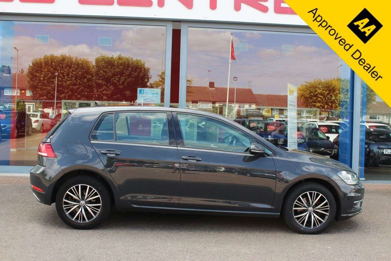 A 2018 VOLKSWAGEN GOLF 1.6 TDI SE Nav Hatchback 5dr Diesel Manual Euro 6 (s/s) (115 ps) P/SENSORS, A 2018 VOLKSWAGEN GOLF 1.6 TDI SE Nav Hatchback 5dr Diesel Manual Euro 6 (s/s) (115 ps) P/SENSORS,