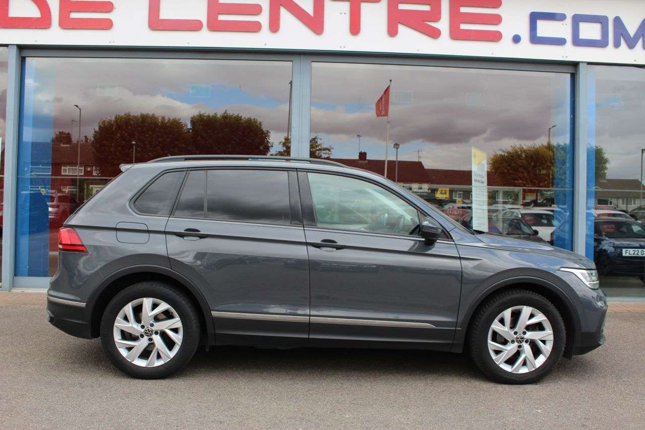 A 2021 VOLKSWAGEN TIGUAN 2.0 TDI Life SUV 5dr Diesel DSG Euro 6 (s/s) (150 ps) P/SENSORS, 18" ALLOYS A 2021 VOLKSWAGEN TIGUAN 2.0 TDI Life SUV 5dr Diesel DSG Euro 6 (s/s) (150 ps) P/SENSORS, 18" ALLOYS