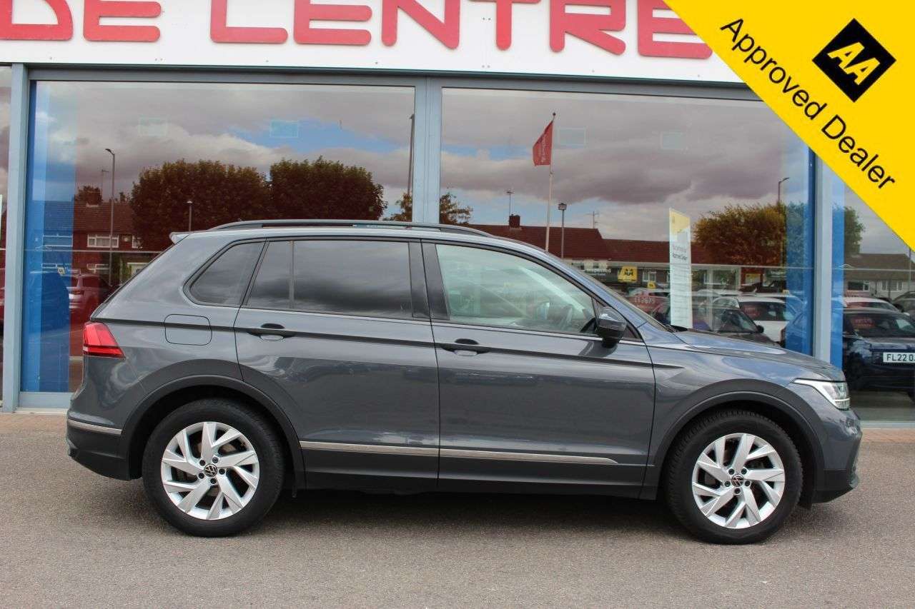 A 2021 VOLKSWAGEN TIGUAN 2.0 TDI Life SUV 5dr Diesel DSG Euro 6 (s/s) (150 ps) P/SENSORS, 18" ALLOYS A 2021 VOLKSWAGEN TIGUAN 2.0 TDI Life SUV 5dr Diesel DSG Euro 6 (s/s) (150 ps) P/SENSORS, 18" ALLOYS