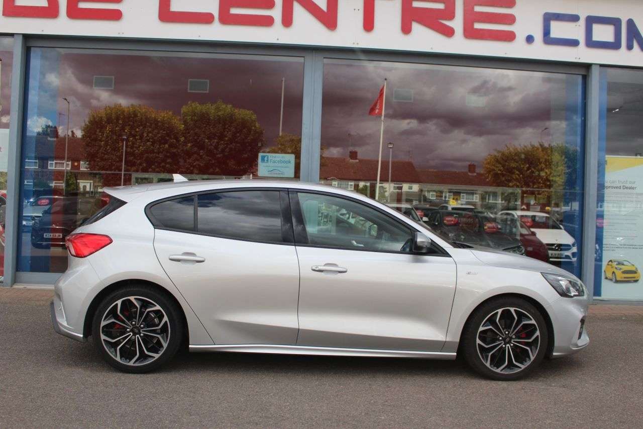 A 2019 FORD FOCUS 1.0T EcoBoost ST-Line X Hatchback 5dr Petrol Manual Euro 6 (s/s) (125 ps) 1 A 2019 FORD FOCUS 1.0T EcoBoost ST-Line X Hatchback 5dr Petrol Manual Euro 6 (s/s) (125 ps) 1