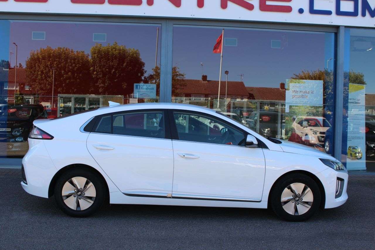 A 2021 HYUNDAI IONIQ 1.6 h-GDi Premium Hatchback 5dr Petrol Hybrid DCT Euro 6 (s/s) (141 ps) CRU A 2021 HYUNDAI IONIQ 1.6 h-GDi Premium Hatchback 5dr Petrol Hybrid DCT Euro 6 (s/s) (141 ps) CRU