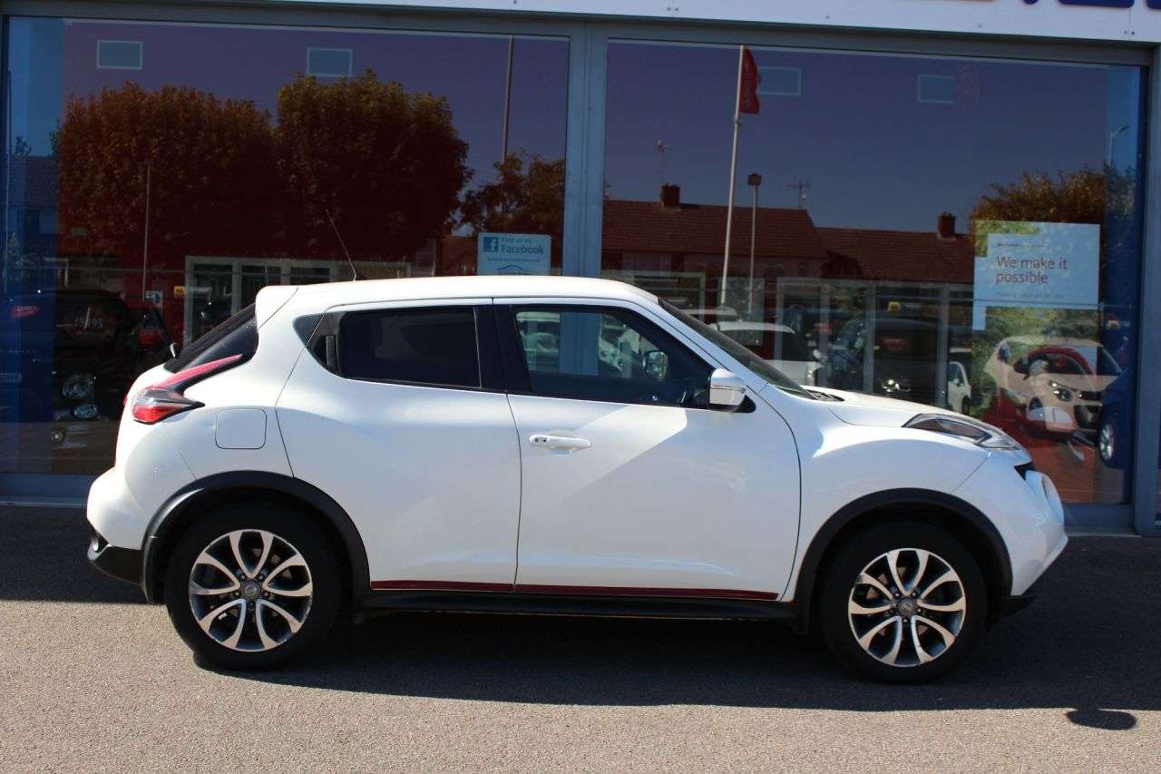 A 2016 NISSAN JUKE 1.6 DIG-T N-Connecta SUV 5dr Petrol XTRON 4WD Euro 6 (190 ps) LEDS, 17" ALL A 2016 NISSAN JUKE 1.6 DIG-T N-Connecta SUV 5dr Petrol XTRON 4WD Euro 6 (190 ps) LEDS, 17" ALL