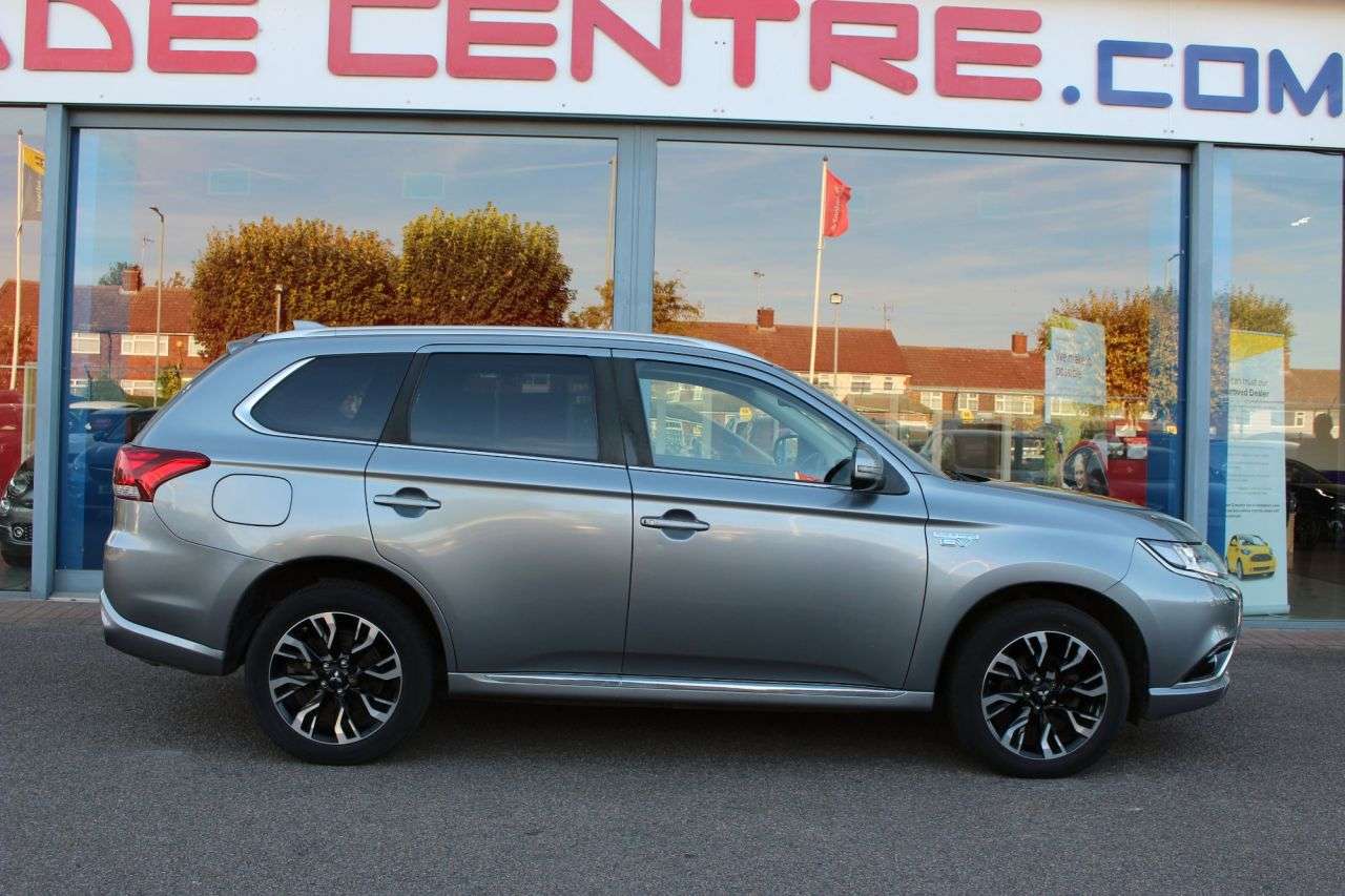 A 2018 MITSUBISHI OUTLANDER 2.0h 12kWh Juro SUV 5dr Petrol Plug-in Hybrid CVT 4WD Euro 6 (s/s) (200 ps) A 2018 MITSUBISHI OUTLANDER 2.0h 12kWh Juro SUV 5dr Petrol Plug-in Hybrid CVT 4WD Euro 6 (s/s) (200 ps)