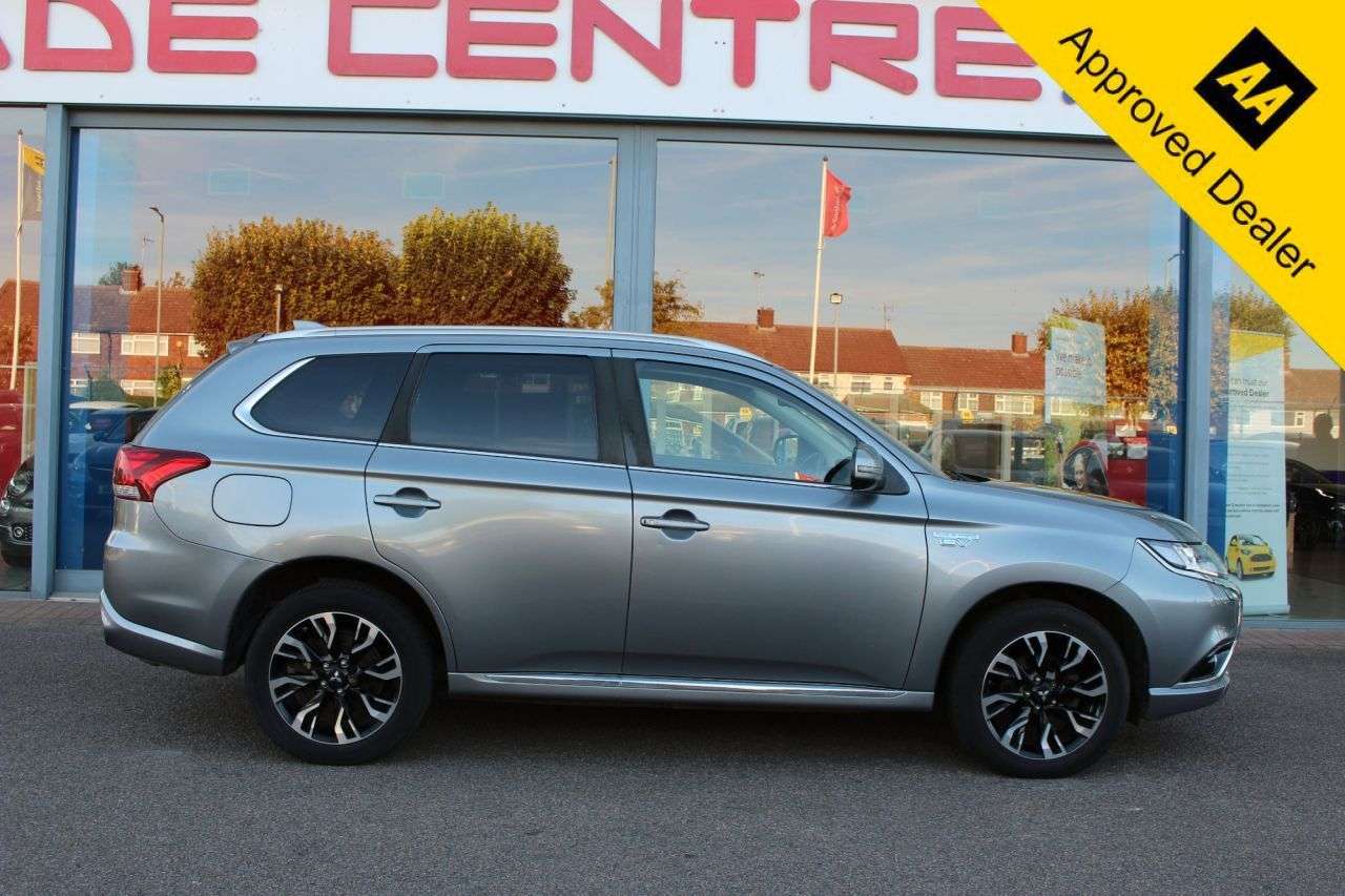 A 2018 MITSUBISHI OUTLANDER 2.0h 12kWh Juro SUV 5dr Petrol Plug-in Hybrid CVT 4WD Euro 6 (s/s) (200 ps) A 2018 MITSUBISHI OUTLANDER 2.0h 12kWh Juro SUV 5dr Petrol Plug-in Hybrid CVT 4WD Euro 6 (s/s) (200 ps)