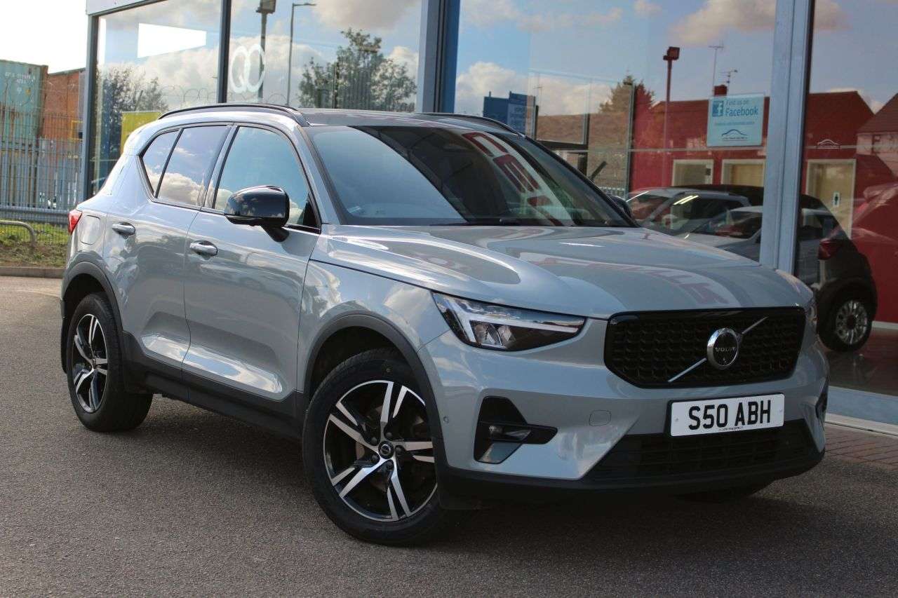 A 2023 VOLVO XC40 2.0 B4 MHEV Plus Dark SUV 5dr Petrol Hybrid DCT Auto Euro 6 (s/s) (197 ps) A 2023 VOLVO XC40 2.0 B4 MHEV Plus Dark SUV 5dr Petrol Hybrid DCT Auto Euro 6 (s/s) (197 ps)