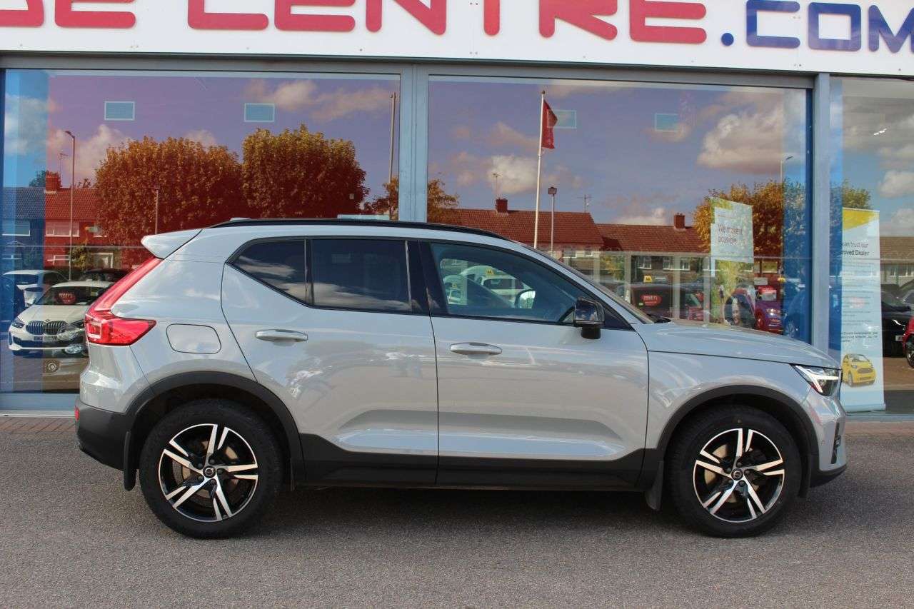 A 2023 VOLVO XC40 2.0 B4 MHEV Plus Dark SUV 5dr Petrol Hybrid DCT Auto Euro 6 (s/s) (197 ps) A 2023 VOLVO XC40 2.0 B4 MHEV Plus Dark SUV 5dr Petrol Hybrid DCT Auto Euro 6 (s/s) (197 ps)