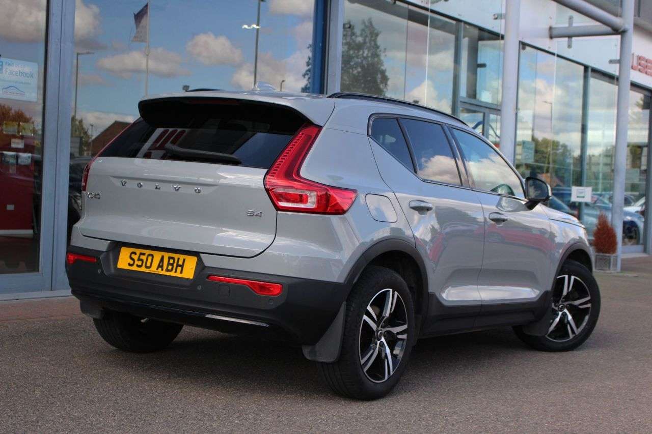 2023 VOLVO XC40 2023 VOLVO XC40