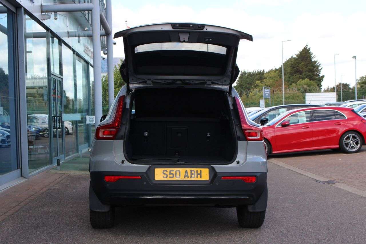 2023 VOLVO XC40 2023 VOLVO XC40