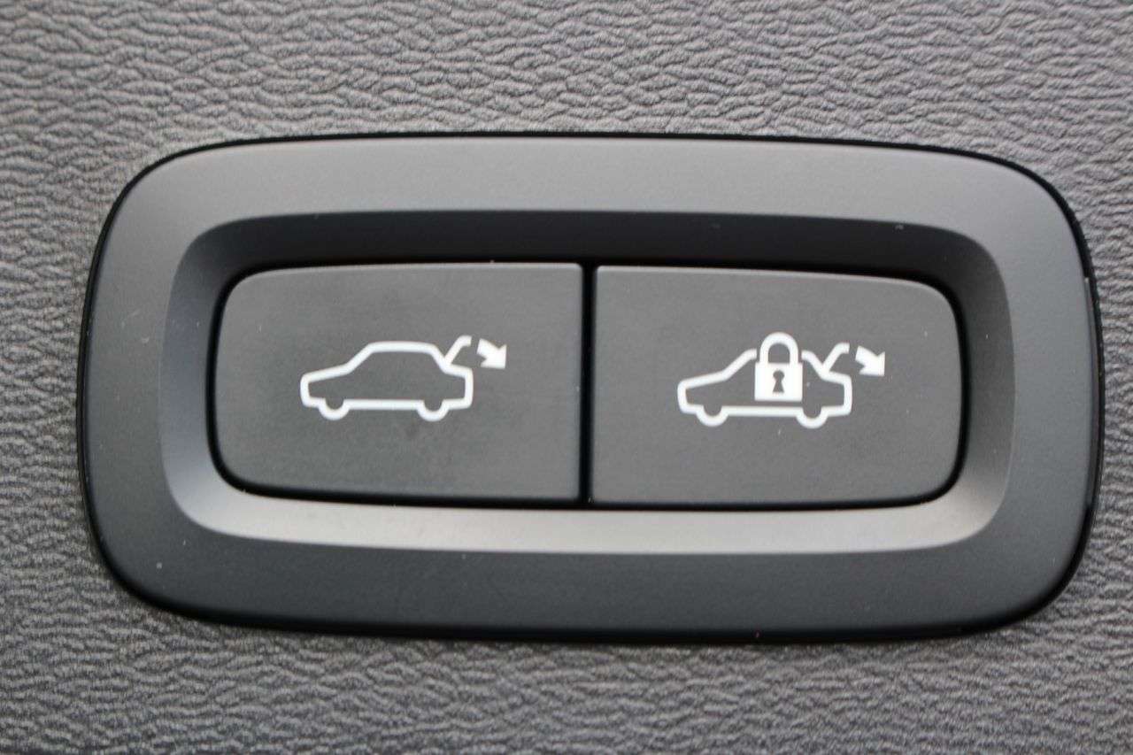 2023 VOLVO XC40 2023 VOLVO XC40