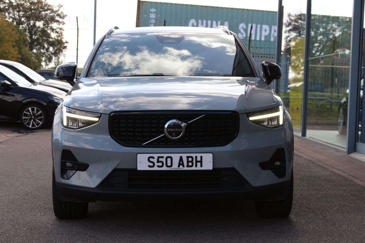 2023 VOLVO XC40 2023 VOLVO XC40