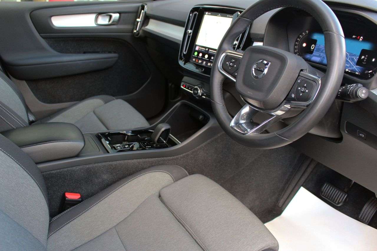 2023 VOLVO XC40 2023 VOLVO XC40