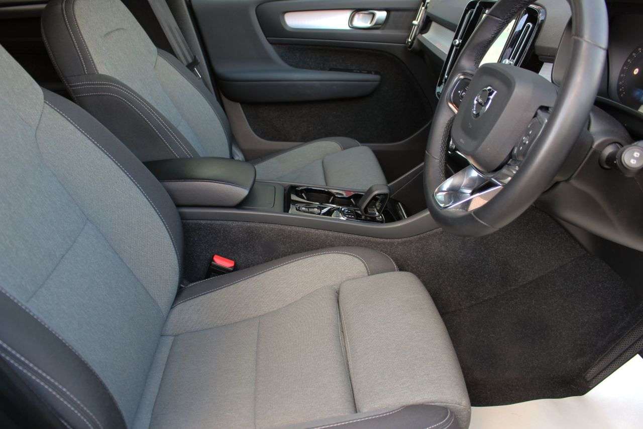 2023 VOLVO XC40 2023 VOLVO XC40