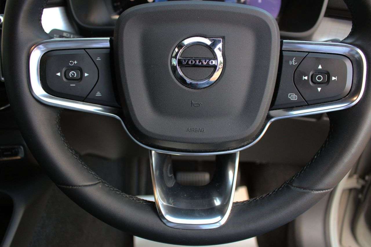 2023 VOLVO XC40 2023 VOLVO XC40