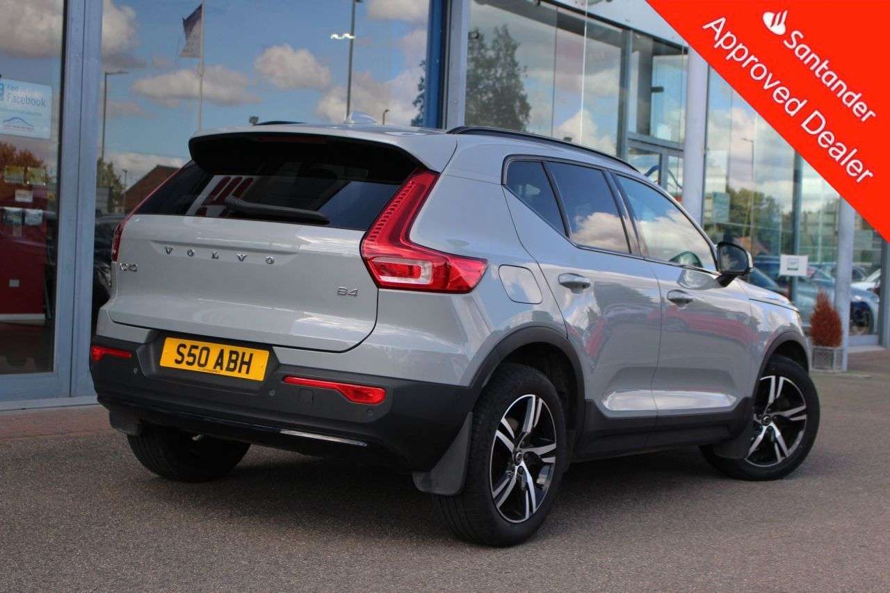 2023 VOLVO XC40 2023 VOLVO XC40