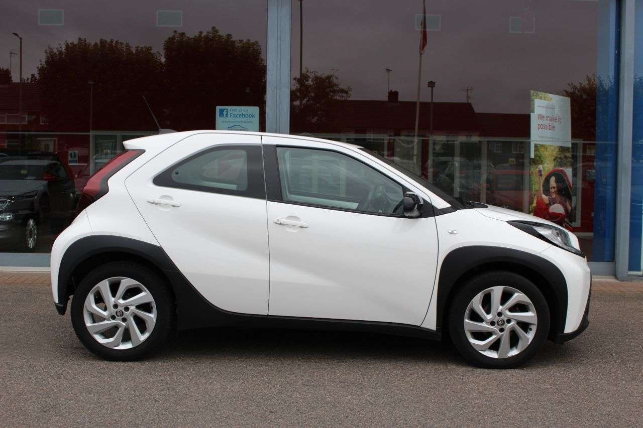 A 2023 TOYOTA AYGO X 1.0 VVT-i Pure Hatchback 5dr Petrol Manual Euro 6 (s/s) (72 ps) AIR CON, UL A 2023 TOYOTA AYGO X 1.0 VVT-i Pure Hatchback 5dr Petrol Manual Euro 6 (s/s) (72 ps) AIR CON, UL