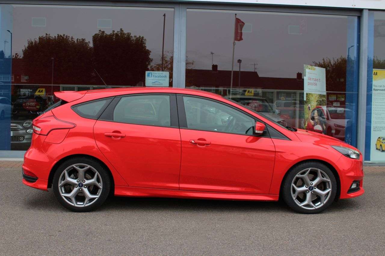 A 2015 FORD FOCUS 2.0T EcoBoost ST-2 Hatchback 5dr Petrol Manual Euro 6 (s/s) (250 ps) LTHER, A 2015 FORD FOCUS 2.0T EcoBoost ST-2 Hatchback 5dr Petrol Manual Euro 6 (s/s) (250 ps) LTHER,