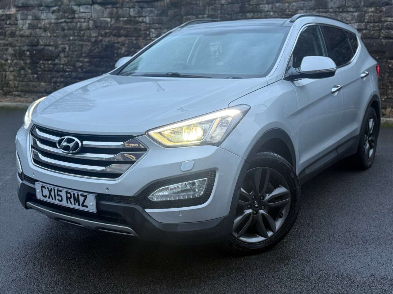 A 2015 HYUNDAI SANTA FE 2.2 CRDi Premium SE SUV 5dr Diesel Manual 4WD Euro 5 (7 seat) (194 bhp) PER A 2015 HYUNDAI SANTA FE 2.2 CRDi Premium SE SUV 5dr Diesel Manual 4WD Euro 5 (7 seat) (194 bhp) PER